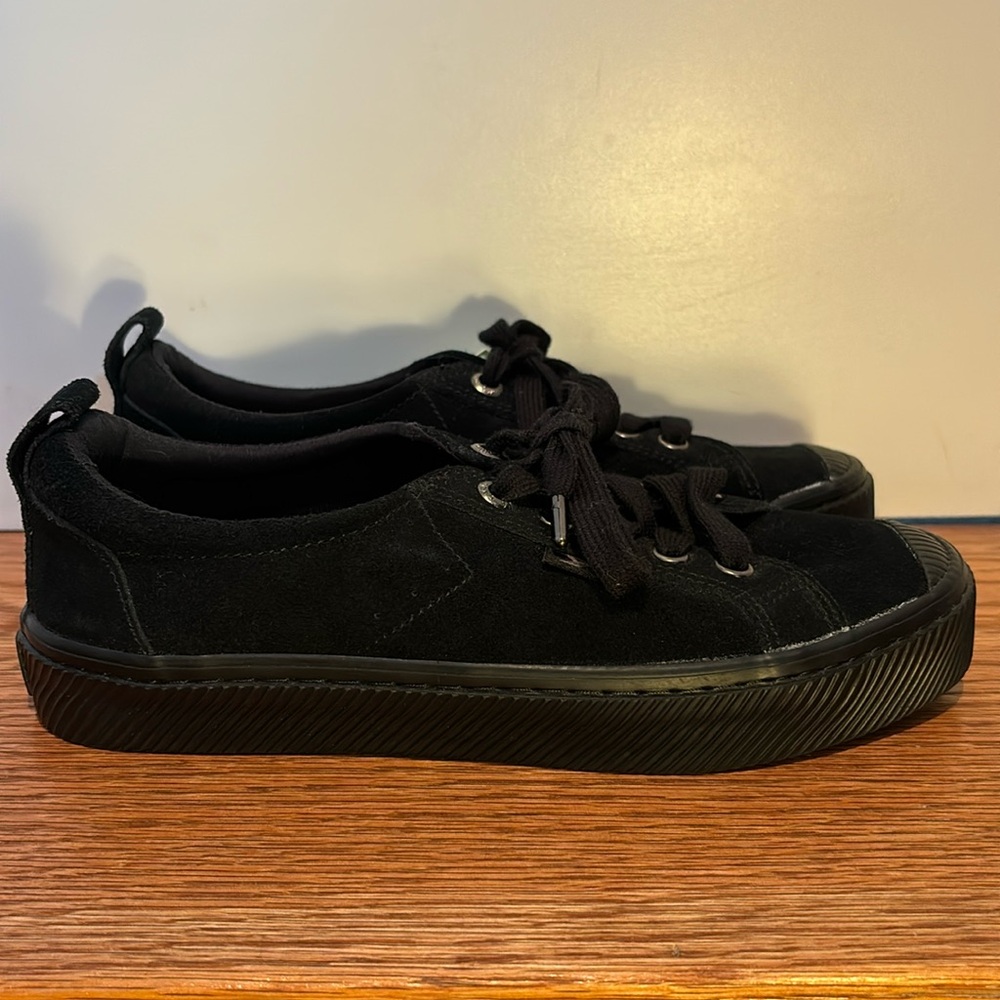 NWT unisex Cariuma OCA Low all black suede sneakers